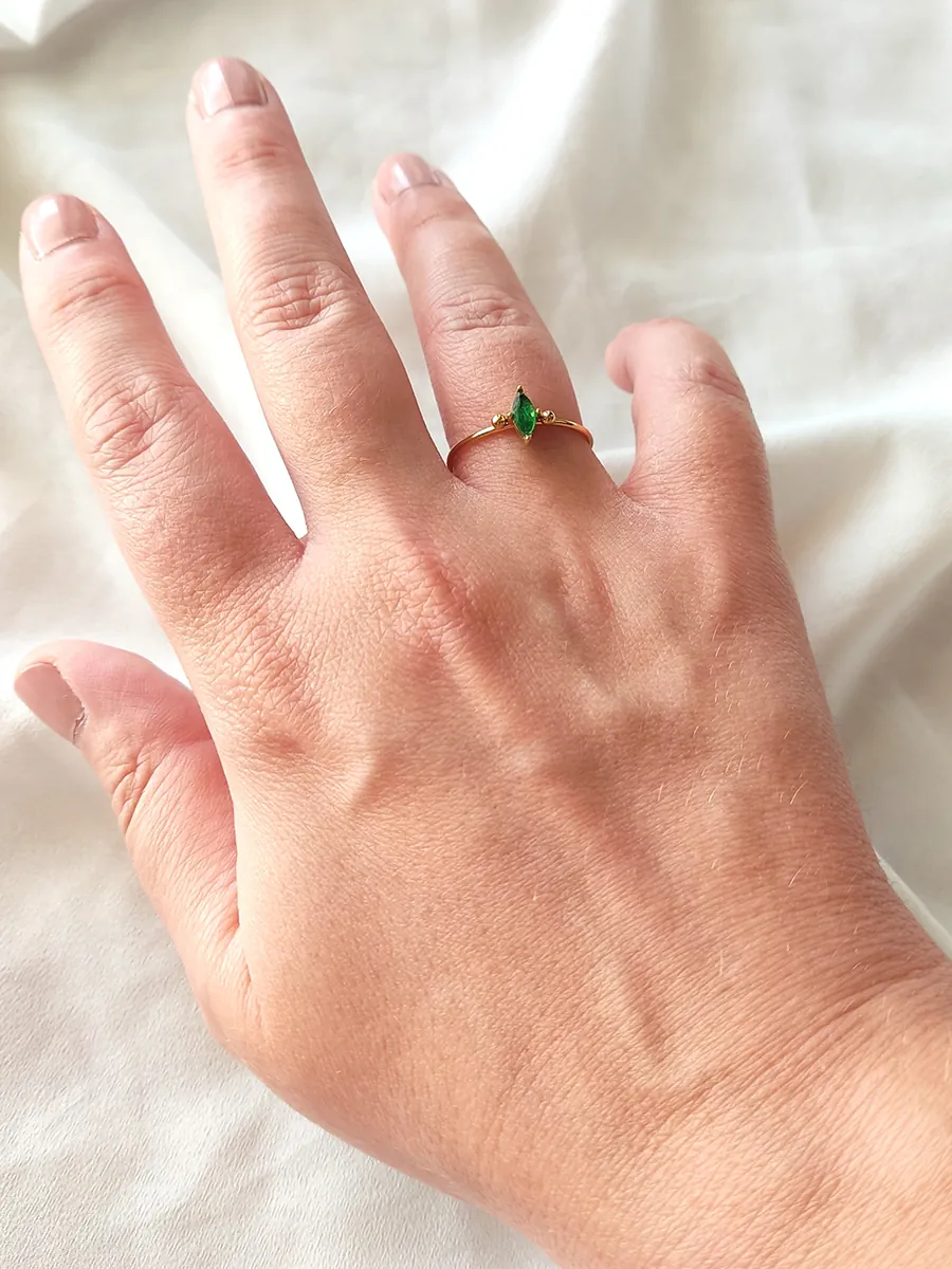 Ρυθμιζόμενο Ατσάλινο Δαχτυλίδι με Πράσινο Ρόμβο Ζιργκόν | CHRISARTI