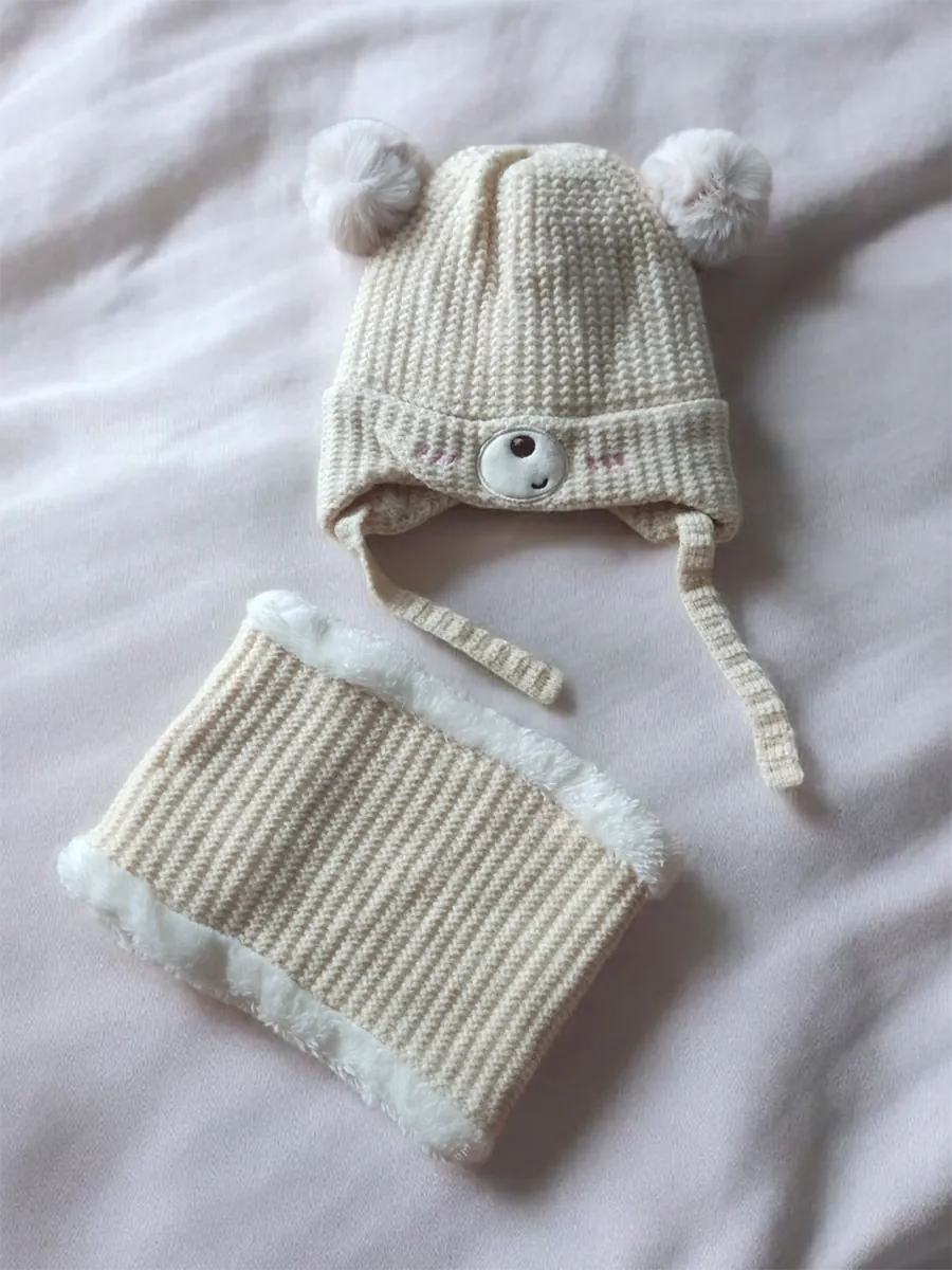 SETKIDSBEANIES&SCARVES-0002 (2) Παιδικό Σετ Σκουφί και Λαιμός με Σχέδιο Αρκουδάκι και Φούντες – Ζεστή και Γλυκιά Επιλογή | CHRISARTI