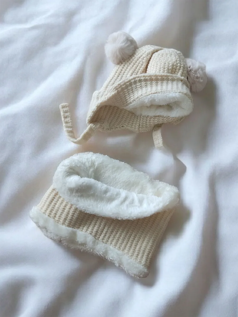 SETKIDSBEANIES&SCARVES-0002 (3) Παιδικό Σετ Σκουφί και Λαιμός με Σχέδιο Αρκουδάκι και Φούντες – Ζεστή και Γλυκιά Επιλογή | CHRISARTI