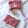 SETKIDSBEANIES&SCARVES-0002 (6) Παιδικό Σετ Σκουφί και Λαιμός με Σχέδιο Αρκουδάκι και Φούντες – Ζεστή και Γλυκιά Επιλογή | CHRISARTI