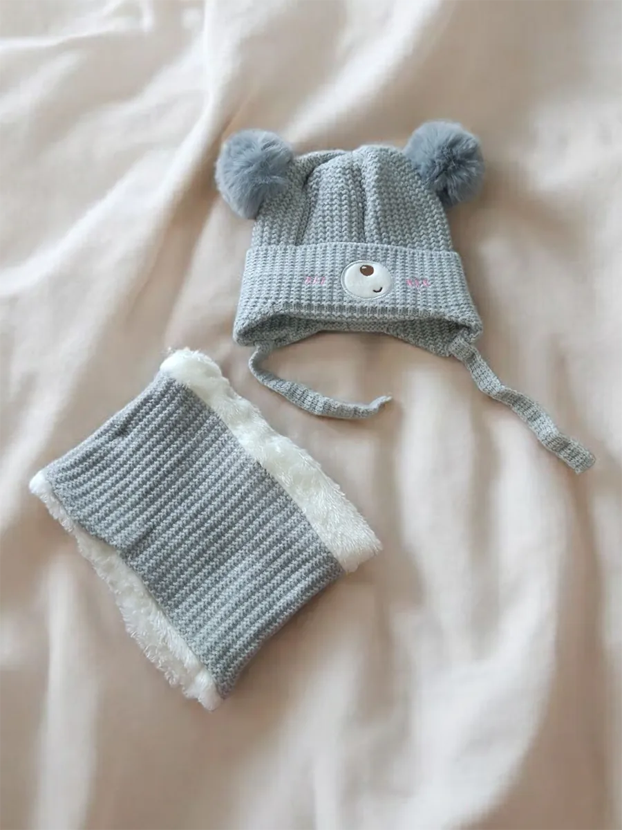 SETKIDSBEANIES&SCARVES-0002 (8) Παιδικό Σετ Σκουφί και Λαιμός με Σχέδιο Αρκουδάκι και Φούντες – Ζεστή και Γλυκιά Επιλογή | CHRISARTI