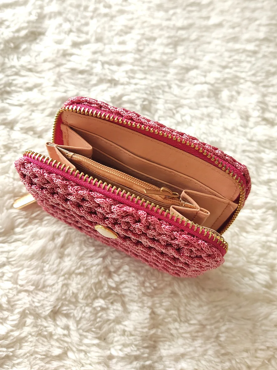 Χειροποίητο Πλεκτό Φούξια Πορτοφολάκι με Χρυσό Διακοσμητικό Στοιχείο | CHRISARTI