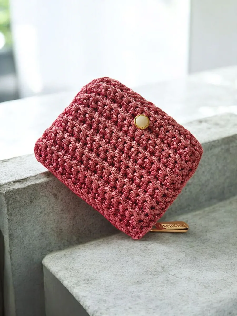 Χειροποίητο Πλεκτό Φούξια Πορτοφολάκι με Χρυσό Διακοσμητικό Στοιχείο | CHRISARTI