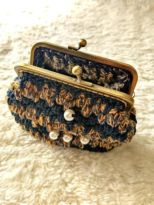 Χειροποίητο Πλεκτό Πορτοφόλι σε Μπλε-Μπεζ Χρώμα με Vintage Κούμπωμα και Διακοσμητικές Πέρλες | CHRISARTI