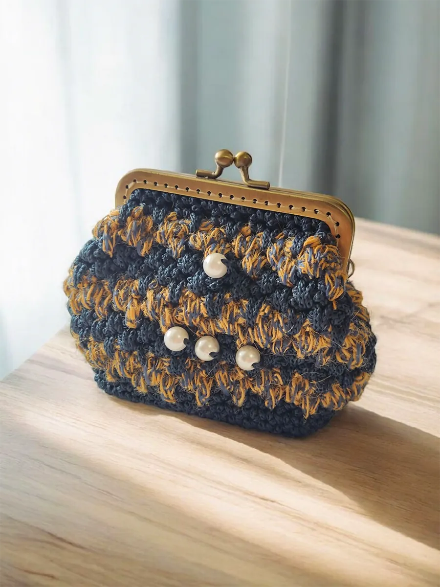 WALLET-0019 (2) Χειροποίητο Πλεκτό Πορτοφόλι σε Μπλε-Μπεζ Χρώμα με Vintage Κούμπωμα και Διακοσμητικές Πέρλες | CHRISARTI