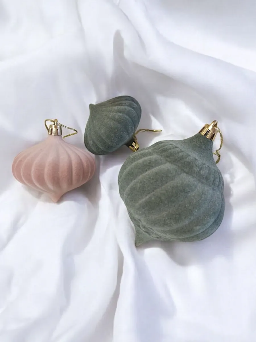 Άθραυστη Βελούδινη Χριστουγεννιάτικη Μπάλα Σάπιο Μήλο 7εκ | CHRISARTI