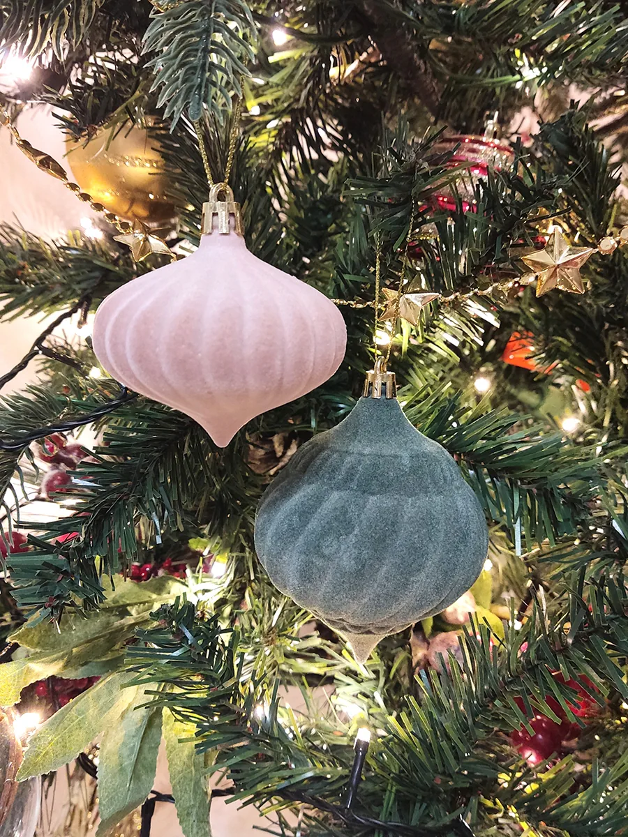 Άθραυστη Βελούδινη Χριστουγεννιάτικη Μπάλα Σάπιο Μήλο 7εκ | CHRISARTI