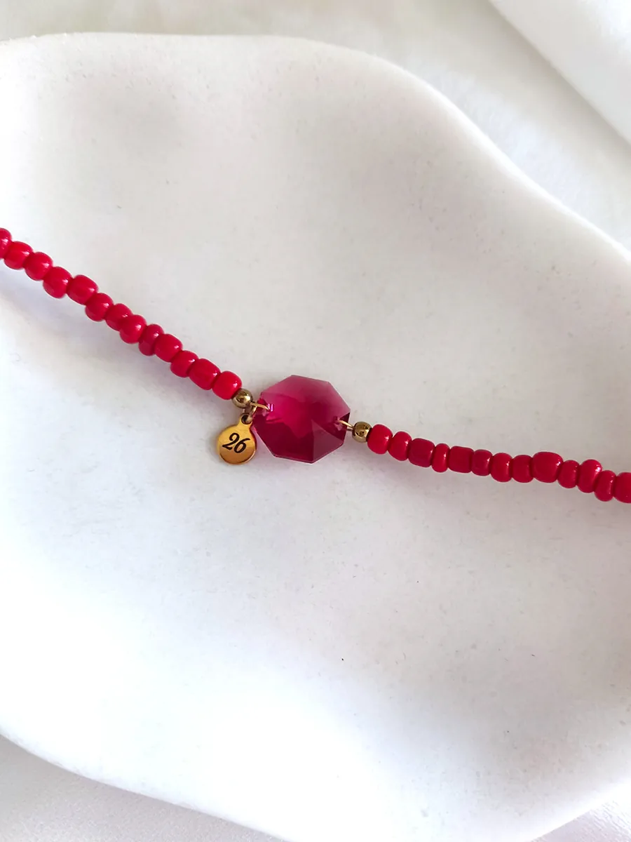 Χειροποίητο Ατσάλινο Γούρι Βραχιόλι 2026 με Κόκκινο Κρύσταλλο και Χάντρες | CHRISARTI