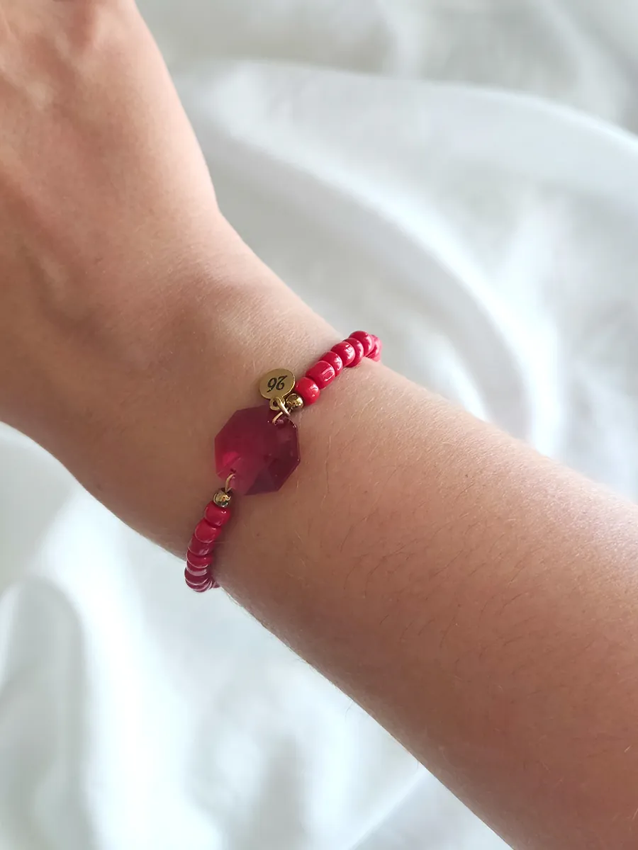 Χειροποίητο Ατσάλινο Γούρι Βραχιόλι 2026 με Κόκκινο Κρύσταλλο και Χάντρες | CHRISARTI