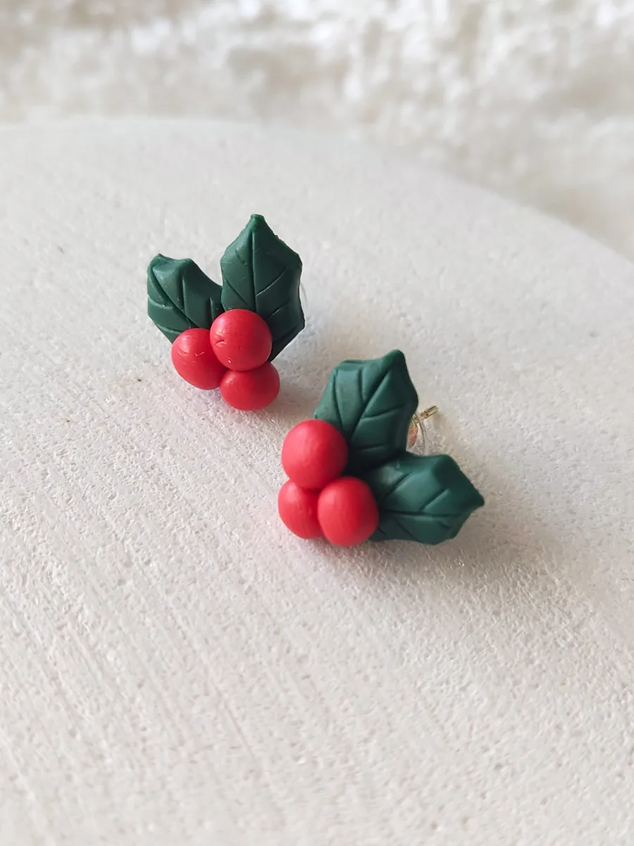 Ατσάλινα XMAS Σκουλαρίκια Γκι με Κόκκινα Berries από Πολυμερικό Πηλό | CHRISARTI