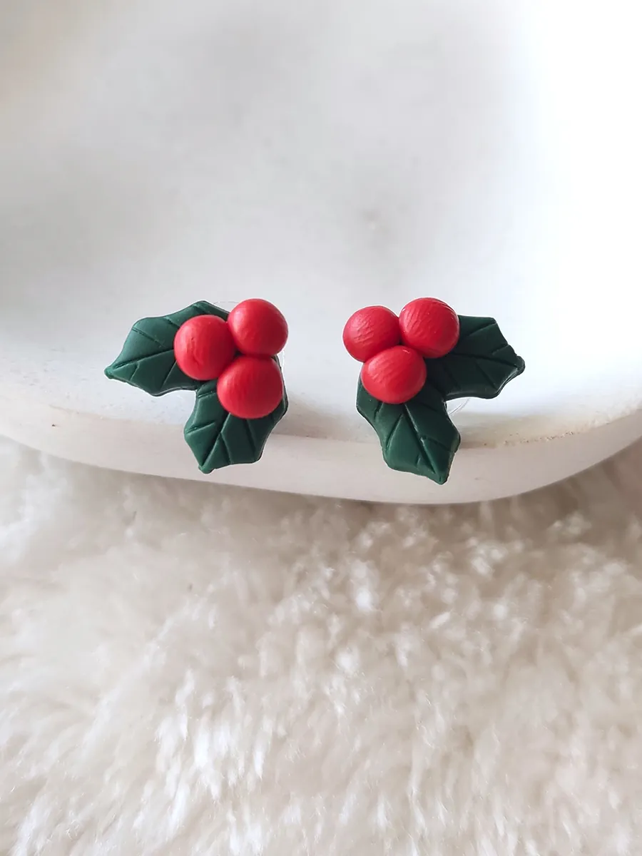 Ατσάλινα Χριστουγεννιάτικα Σκουλαρίκια Γκι με Κόκκινα Berries από Πολυμερικό Πηλό | CHRISARTI