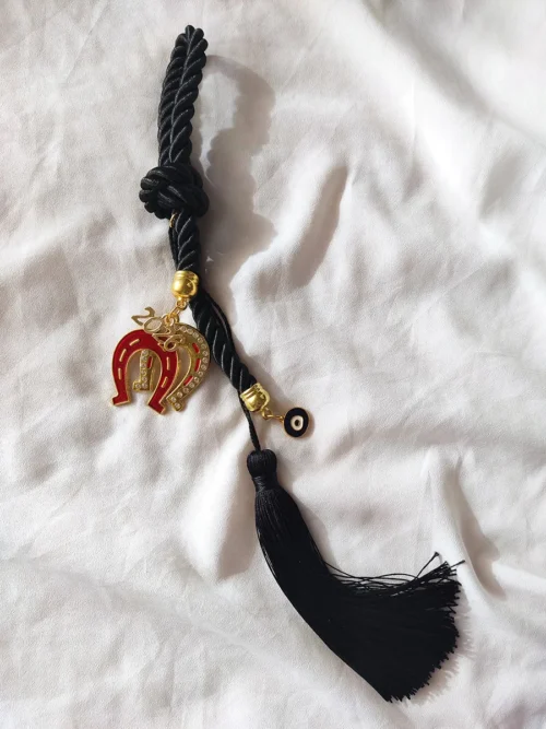 Μαύρο κρεμαστό χειροποίητο γούρι 2026 με πέταλα για τύχη & μαύρη φούντα | CHRISARTI