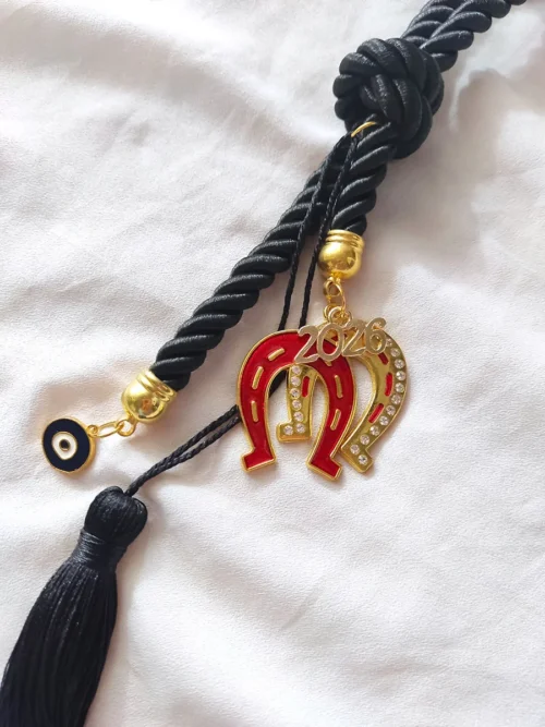 Μαύρο κρεμαστό χειροποίητο γούρι 2026 με πέταλα για τύχη & μαύρη φούντα | CHRISARTI