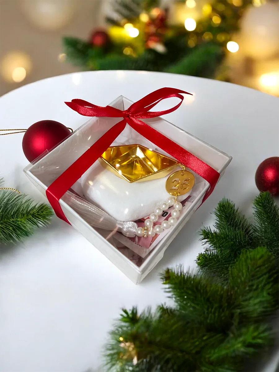 Γούρι 2026 χρυσό καραβάκι σε βότσαλο