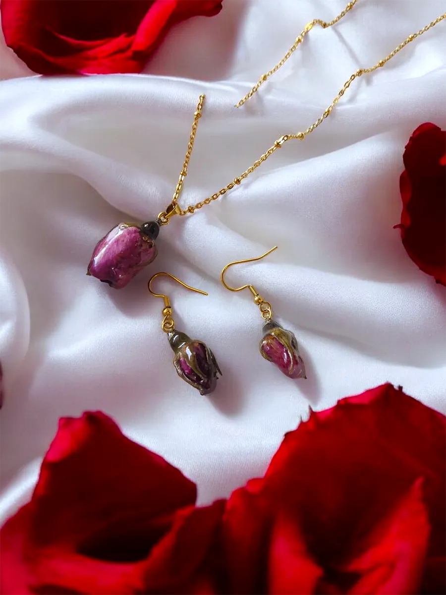 Eternal Rose Dream Set | Χειροποίητο σετ μενταγιόν & σκουλαρίκια με τριαντάφυλλα από υγρό γυαλί | CHRISARTI