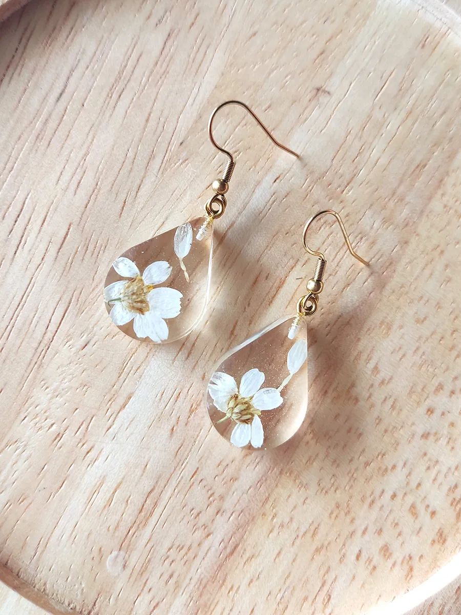 Σκουλαρίκια Ατσάλινα Κρεμαστά Δάκρυ με Αποξηραμένο Χαμομήλι | Blossom Collection