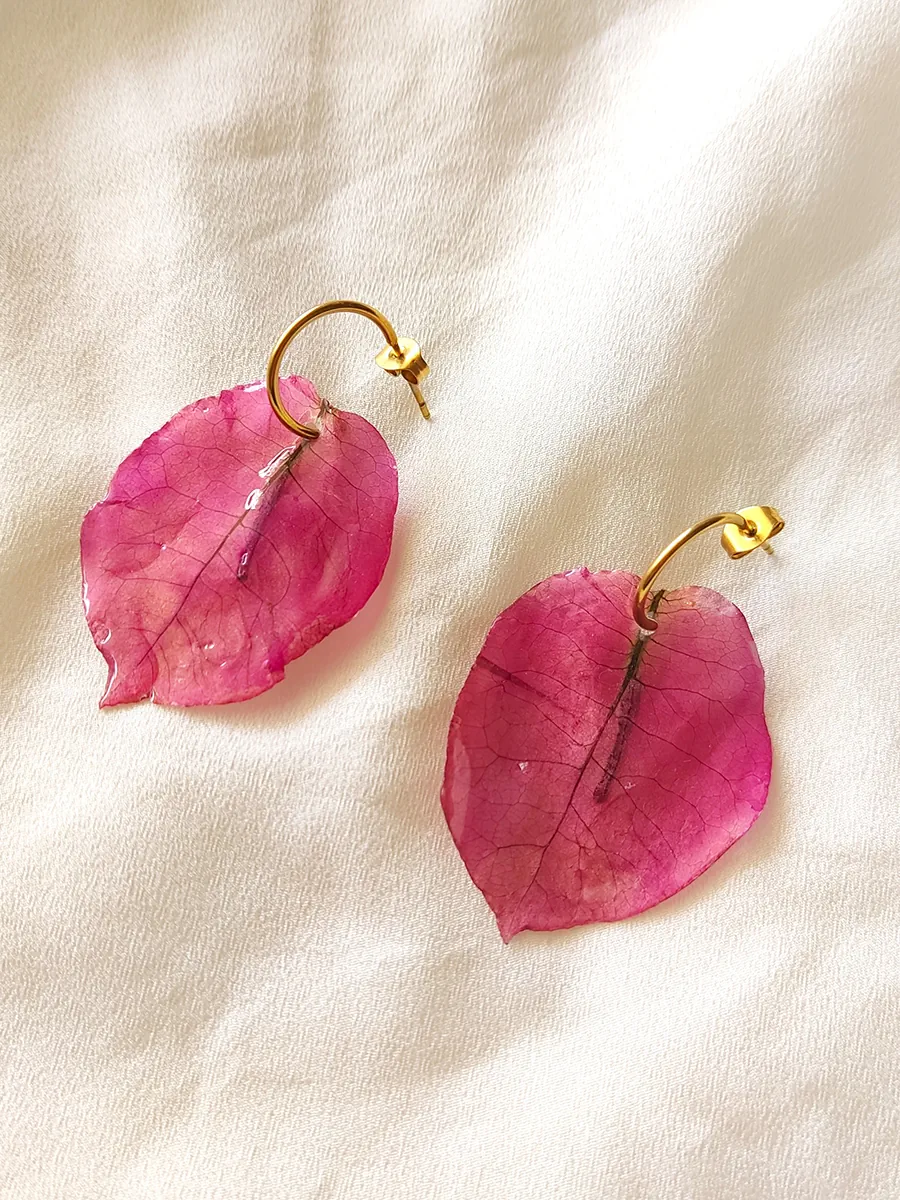 Χειροποίητα κρεμαστά σκουλαρίκια με χρυσό κρίκο και πέταλο από ροζ βουκαμβίλια - ατσάλινα | Blossom Collection