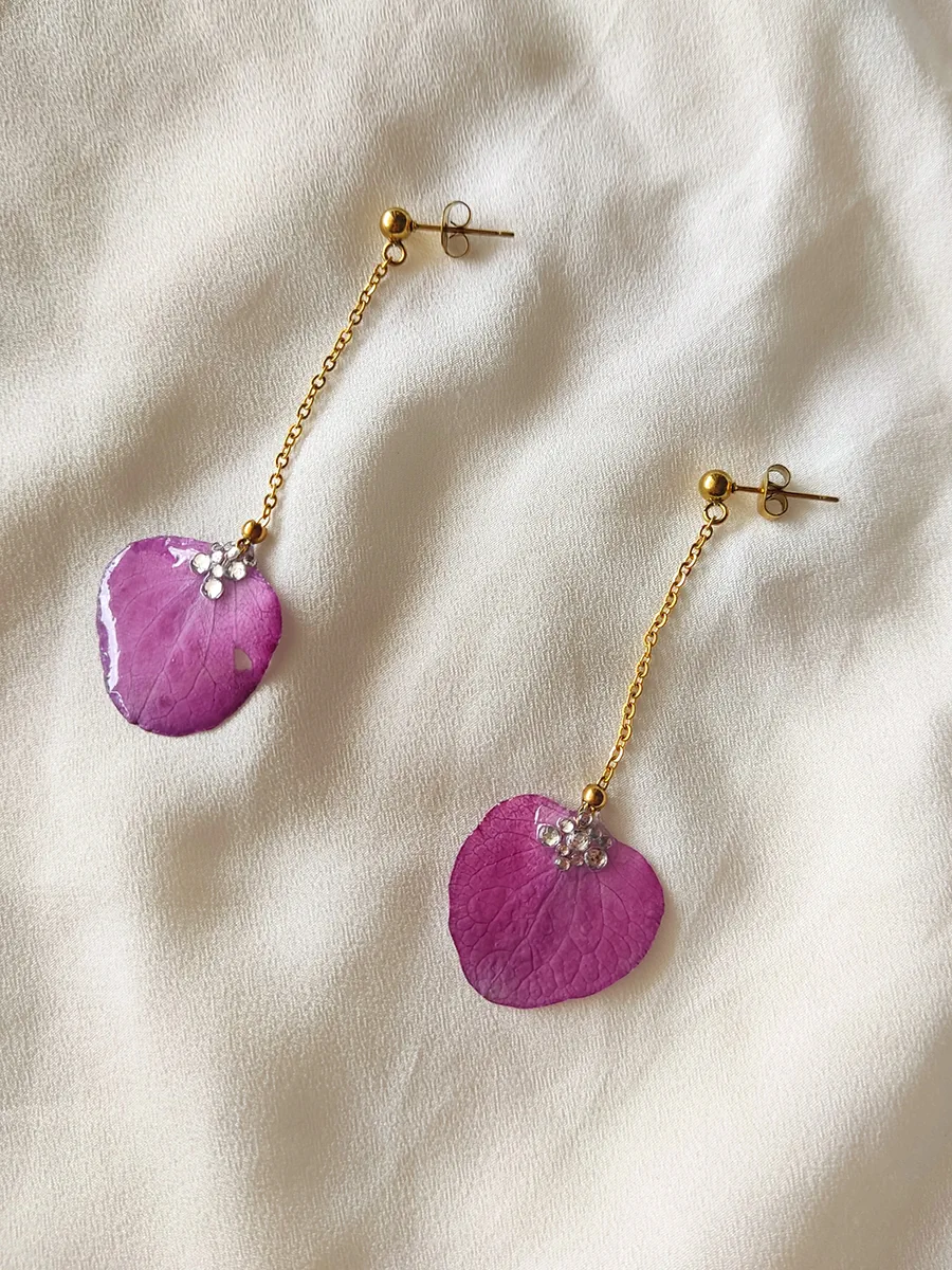 Κρεμαστά σκουλαρίκια με αλυσίδα και πέταλο ροζ ορτανσίας