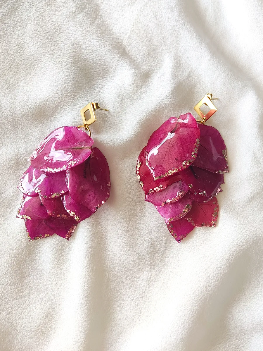 Χειροποίητα statement κρεμαστά σκουλαρίκια απο αληθινά πέταλα ροζ βουκαμβίλιας