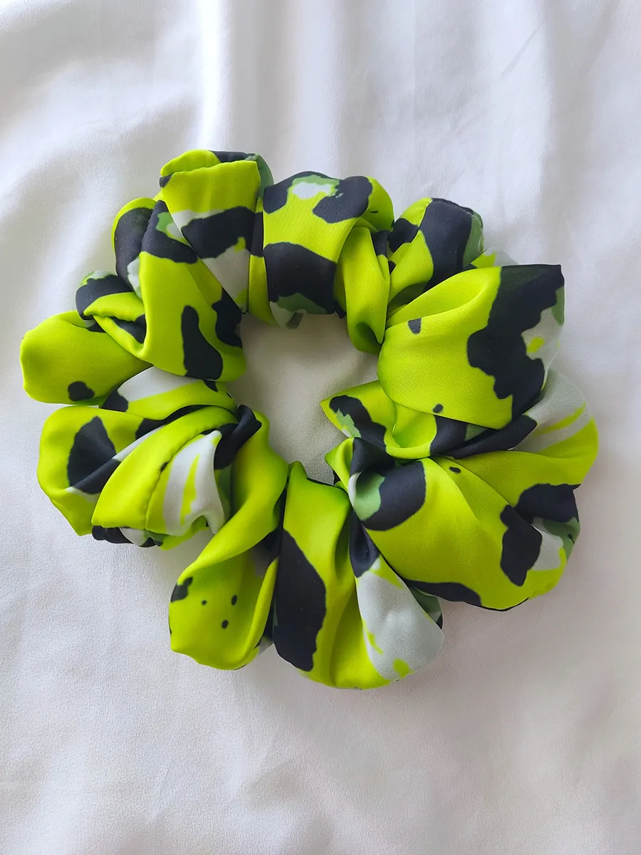 SCRUNCHIES-0071 Scrunchie Λάστιχο μαλλιών σατέν εμπριμέ neon πράσινο XL