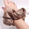 SCRUNCHIES-0082 (1) Scrunchie Λάστιχο μαλλιών λεπτό σατέν μπεζ Large