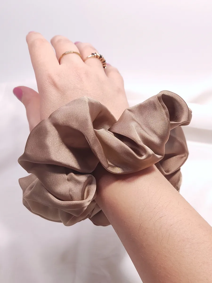 SCRUNCHIES-0082 (1) Scrunchie Λάστιχο μαλλιών λεπτό σατέν μπεζ Large