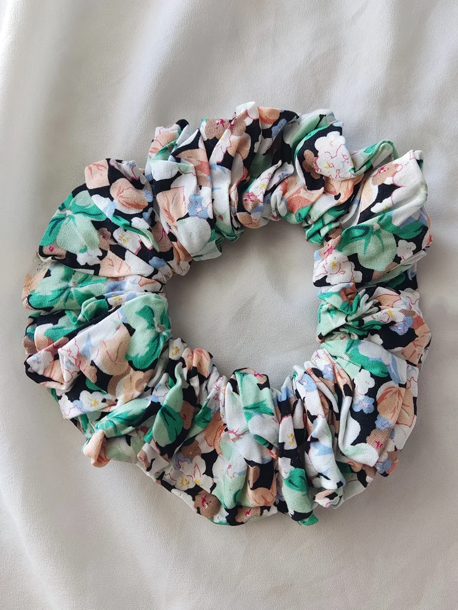 SCRUNCHIES-0085 Χειροποίητο Υφασμάτινο Scrunchie σε Floral Μοτίβο – Large