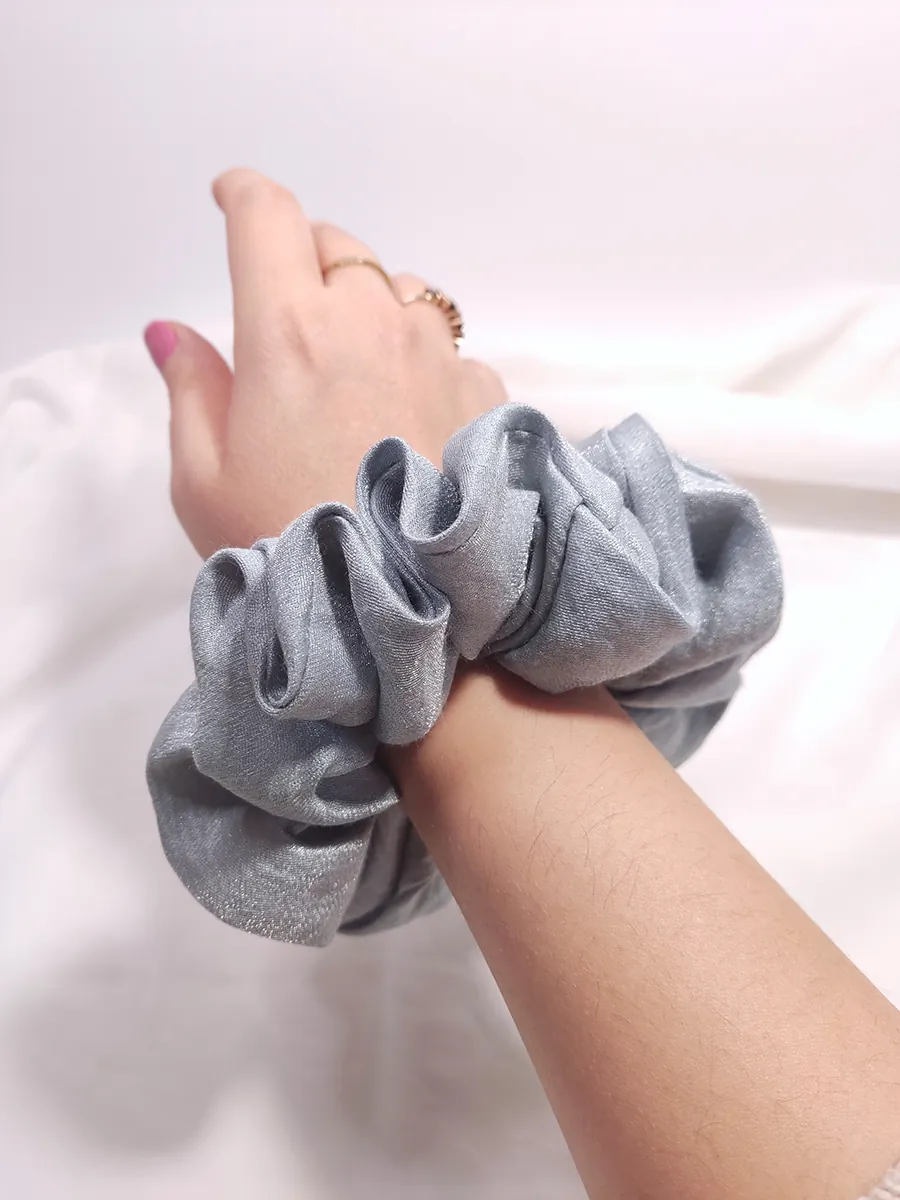 SCRUNCHIES-0086 (1) Χειροποίητο Υφασμάτινο Scrunchie Γαλάζιο-Γκρι Γυαλιστερό – Large
