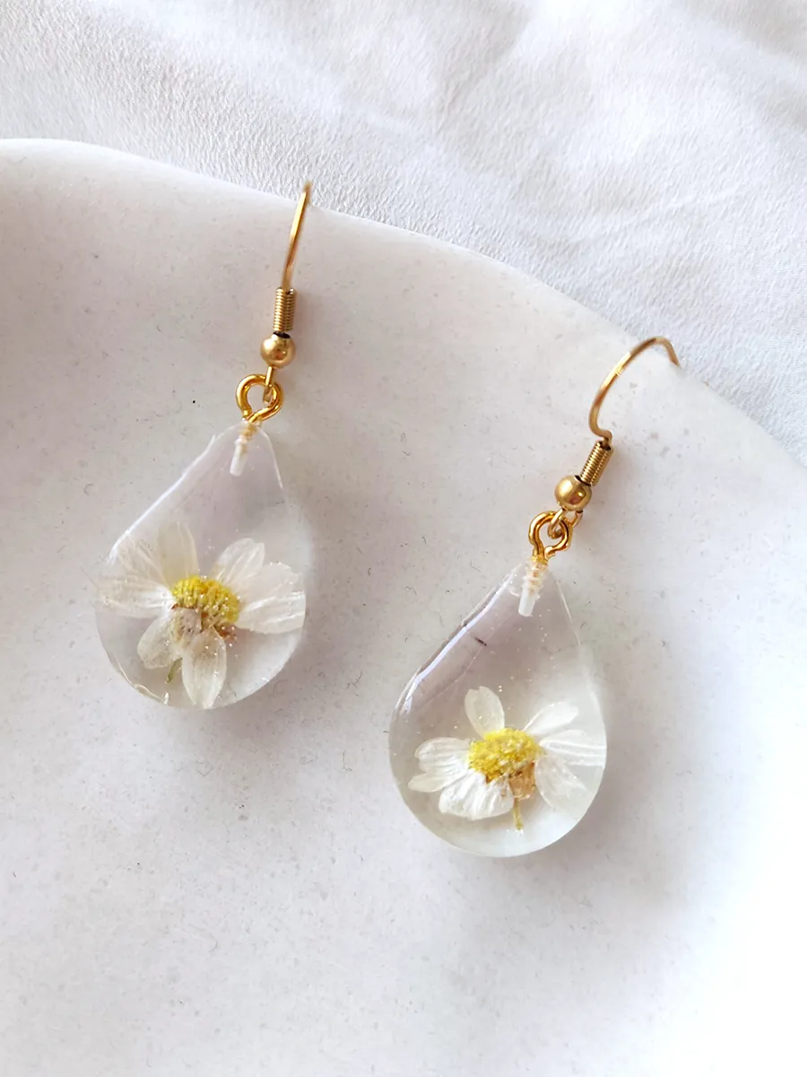 Σκουλαρίκια Ατσάλινα Κρεμαστά Δάκρυ με Αποξηραμένο Χαμομήλι | Blossom Collection