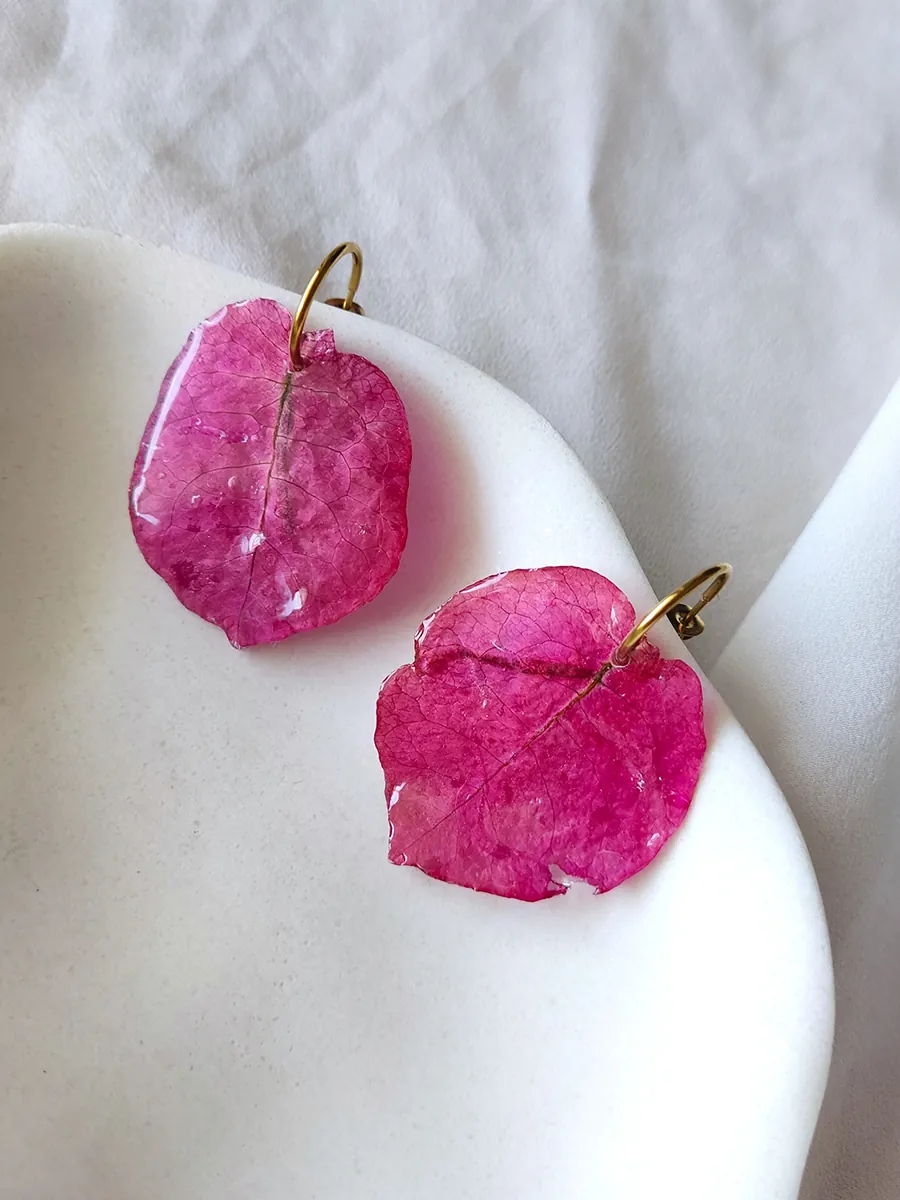 Χειροποίητα κρεμαστά σκουλαρίκια με χρυσό κρίκο και πέταλο από ροζ βουκαμβίλια - ατσάλινα | Blossom Collection