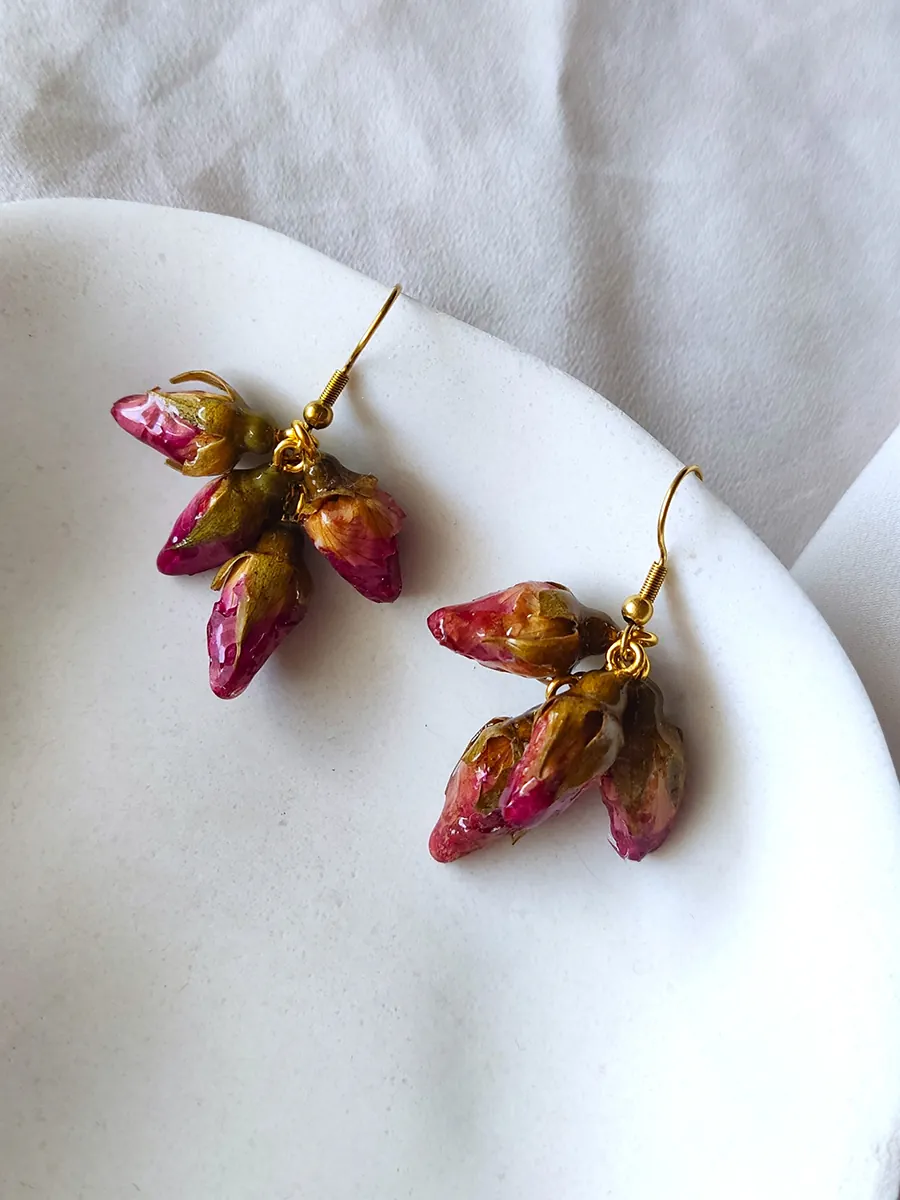 Χειροποίητα ασάλινα κρεμαστά σκουλαρίκια Ophelia με 4 μπουμπούκια τριαντάφυλλου